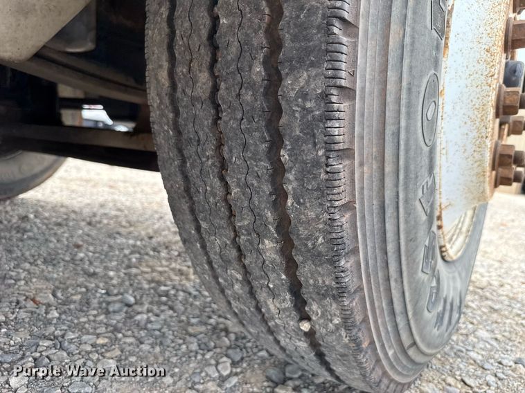 image for item HI9277 2002 International 4300 truck cab and chassis