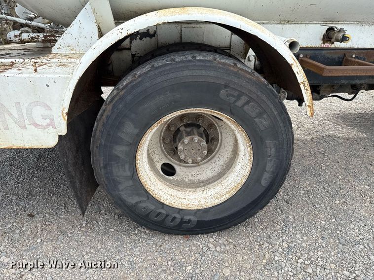 image for item HI9277 2002 International 4300 truck cab and chassis