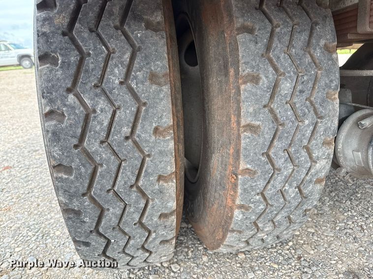 image for item HI9277 2002 International 4300 truck cab and chassis