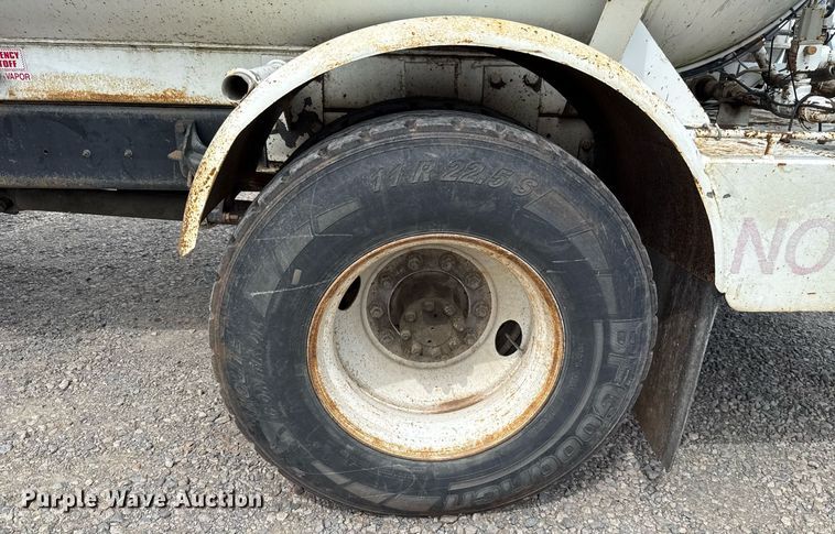 image for item HI9277 2002 International 4300 truck cab and chassis