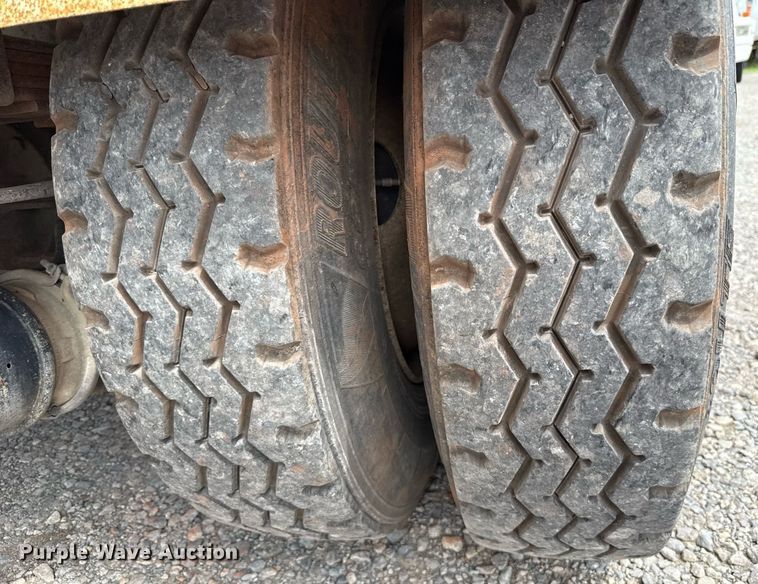 image for item HI9277 2002 International 4300 truck cab and chassis