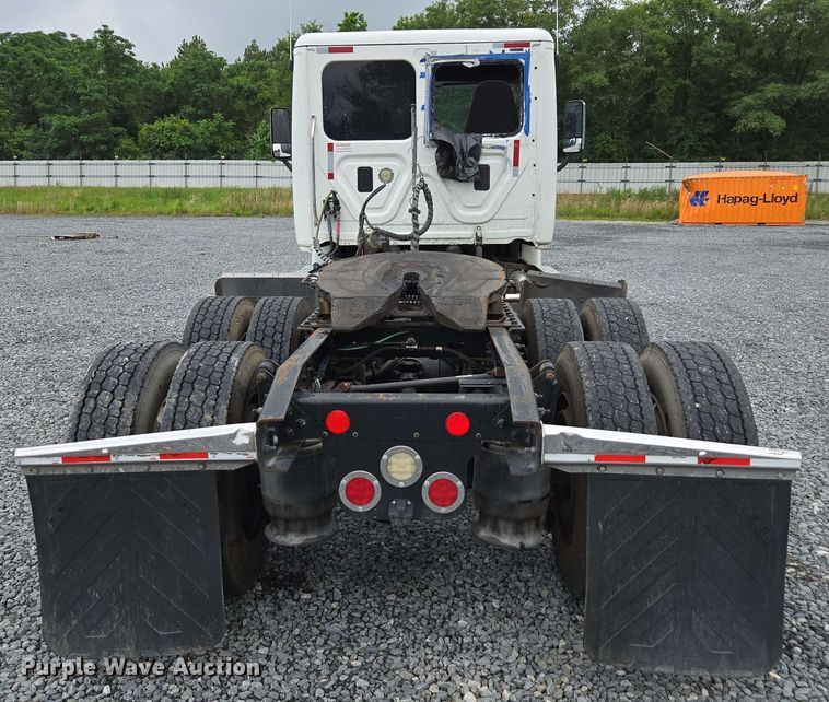 image for item YA0444 2015 Freightliner  Cascadia 125 semi truck