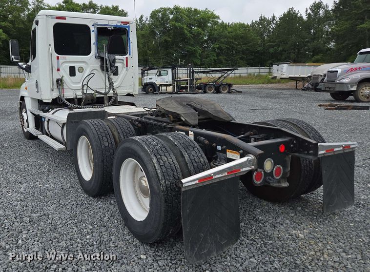 image for item YA0444 2015 Freightliner  Cascadia 125 semi truck