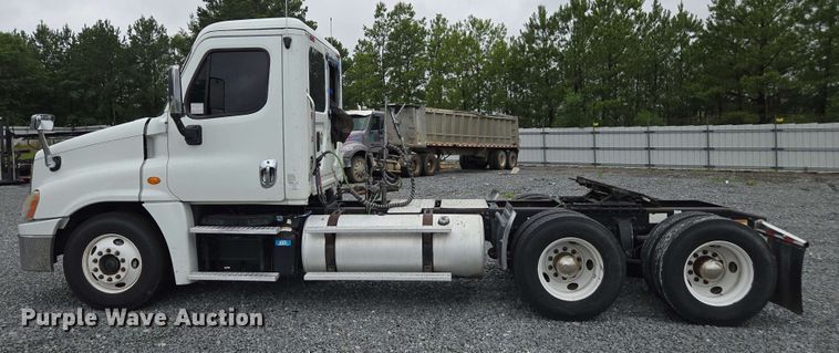 image for item YA0444 2015 Freightliner  Cascadia 125 semi truck