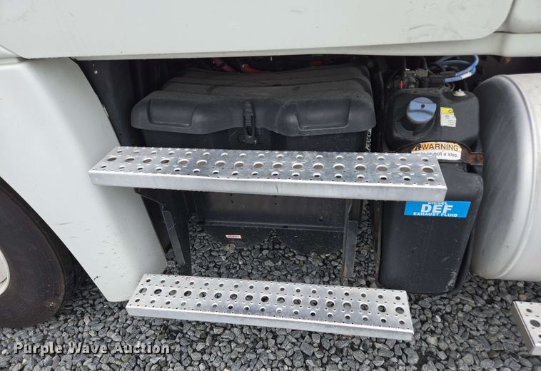 image for item YA0444 2015 Freightliner  Cascadia 125 semi truck