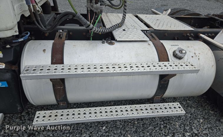 image for item YA0444 2015 Freightliner  Cascadia 125 semi truck