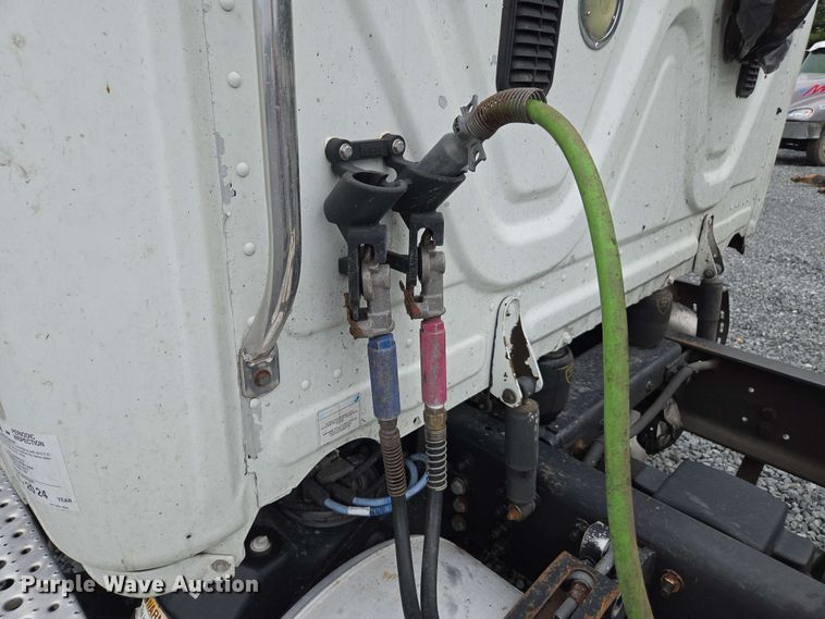 image for item YA0444 2015 Freightliner  Cascadia 125 semi truck