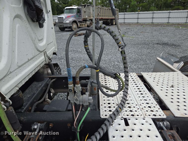 image for item YA0444 2015 Freightliner  Cascadia 125 semi truck