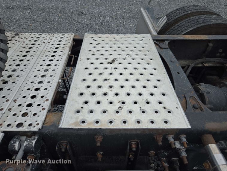 image for item YA0444 2015 Freightliner  Cascadia 125 semi truck