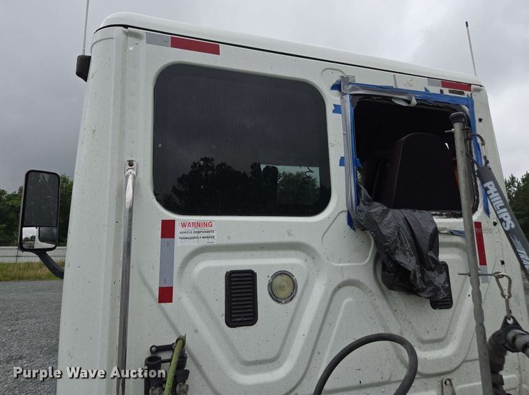 image for item YA0444 2015 Freightliner  Cascadia 125 semi truck