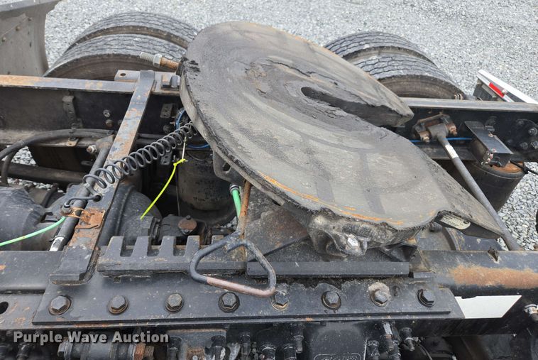 image for item YA0444 2015 Freightliner  Cascadia 125 semi truck