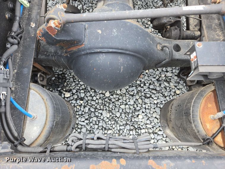 image for item YA0444 2015 Freightliner  Cascadia 125 semi truck