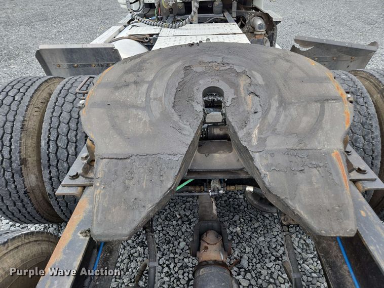 image for item YA0444 2015 Freightliner  Cascadia 125 semi truck