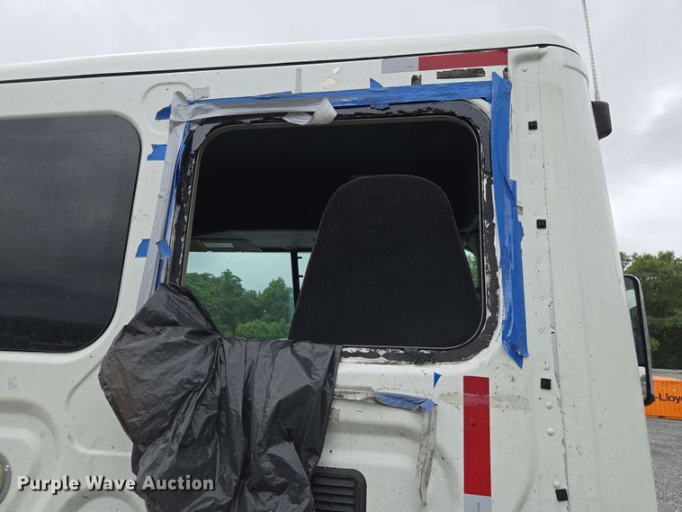 image for item YA0444 2015 Freightliner  Cascadia 125 semi truck