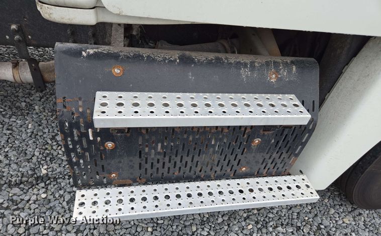 image for item YA0444 2015 Freightliner  Cascadia 125 semi truck