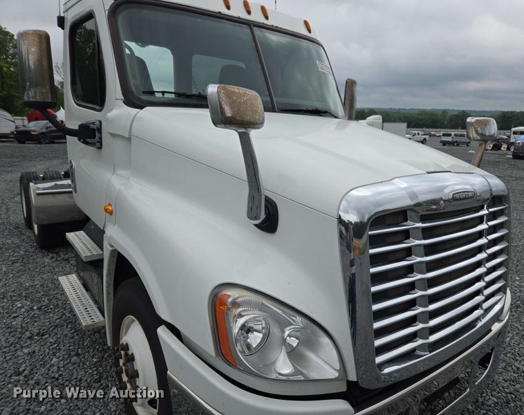 image for item YA0444 2015 Freightliner  Cascadia 125 semi truck