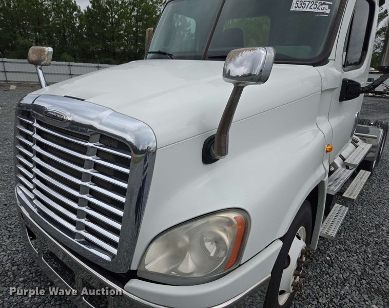 image for item YA0444 2015 Freightliner  Cascadia 125 semi truck