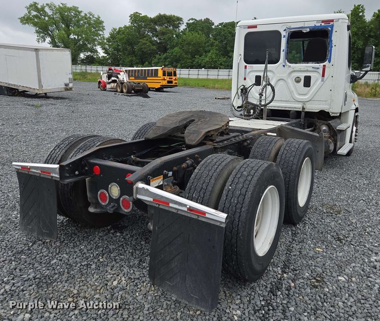 image for item YA0444 2015 Freightliner  Cascadia 125 semi truck