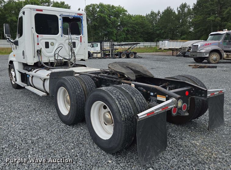 image for item YA0444 2015 Freightliner  Cascadia 125 semi truck