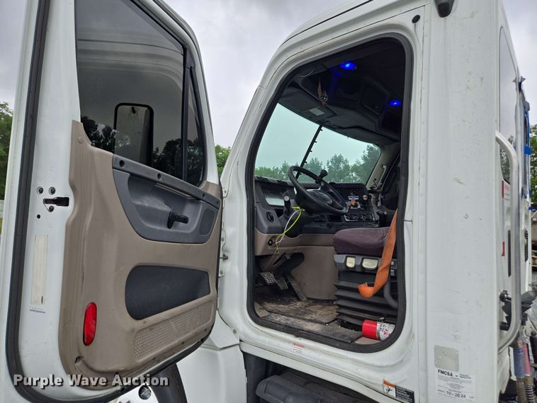 image for item YA0444 2015 Freightliner  Cascadia 125 semi truck