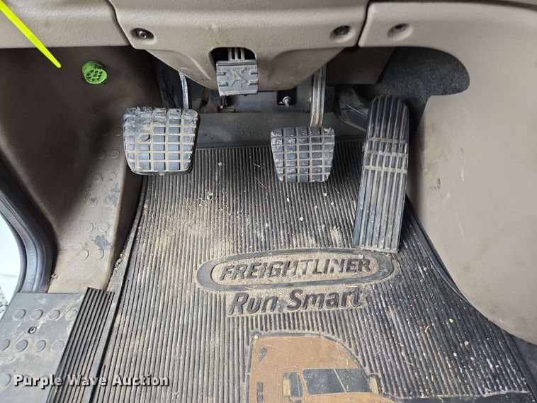 image for item YA0444 2015 Freightliner  Cascadia 125 semi truck