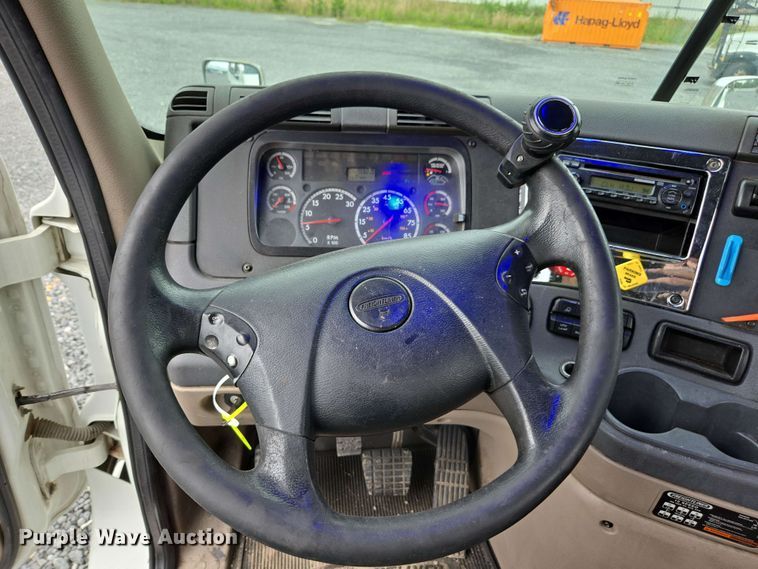 image for item YA0444 2015 Freightliner  Cascadia 125 semi truck