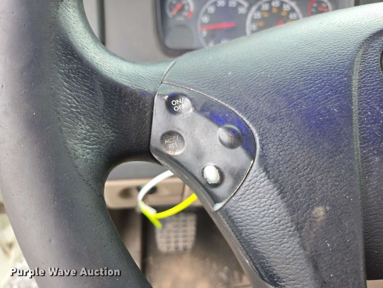 image for item YA0444 2015 Freightliner  Cascadia 125 semi truck