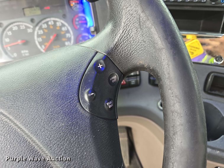 image for item YA0444 2015 Freightliner  Cascadia 125 semi truck