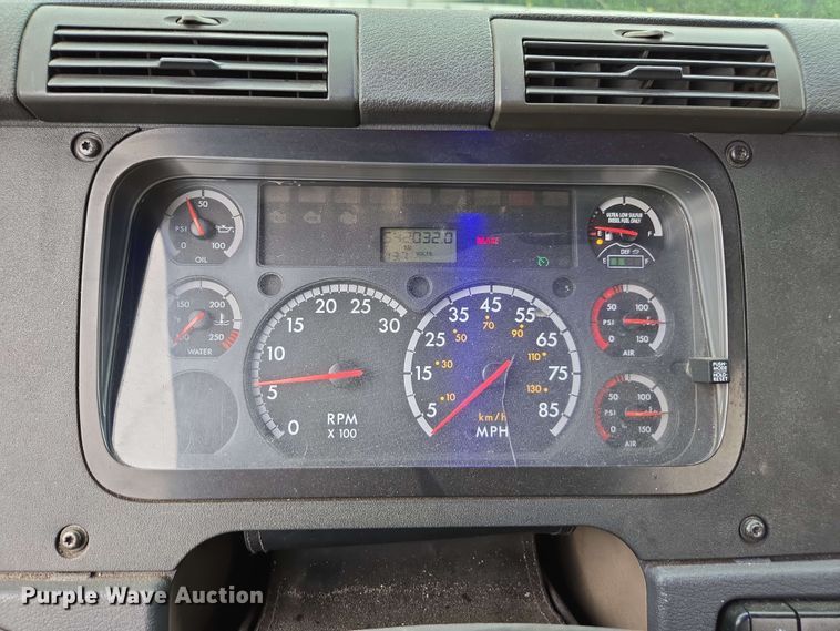 image for item YA0444 2015 Freightliner  Cascadia 125 semi truck