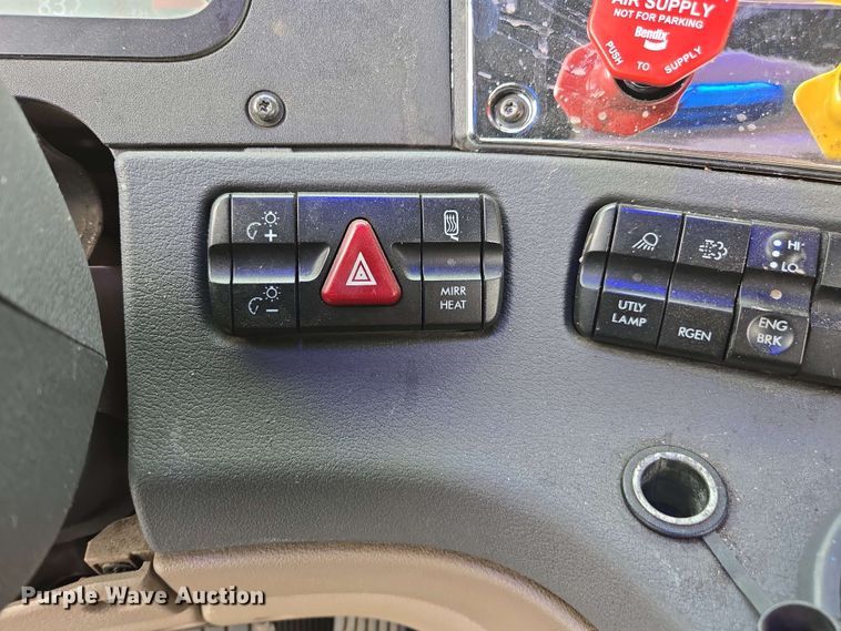 image for item YA0444 2015 Freightliner  Cascadia 125 semi truck