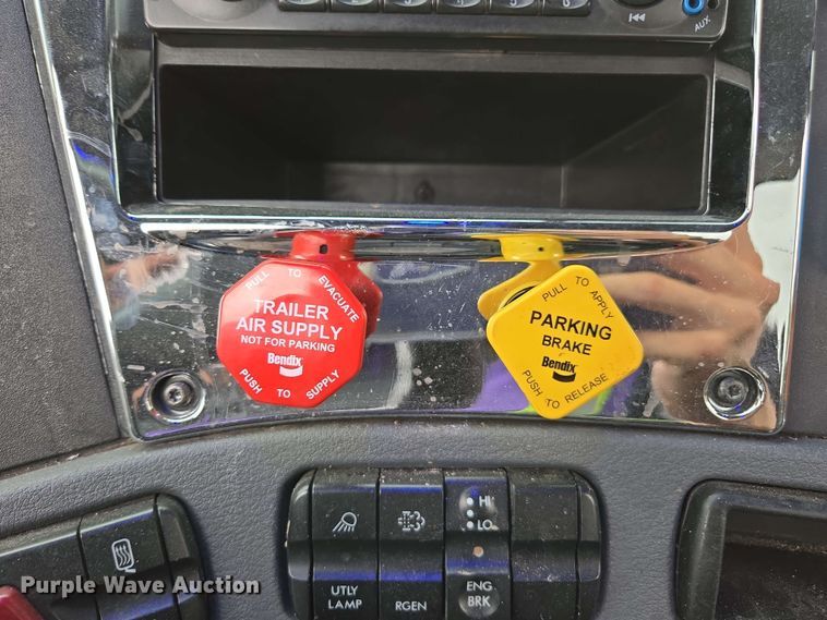 image for item YA0444 2015 Freightliner  Cascadia 125 semi truck