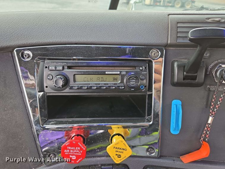 image for item YA0444 2015 Freightliner  Cascadia 125 semi truck