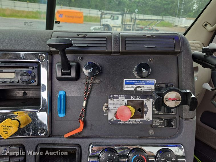 image for item YA0444 2015 Freightliner  Cascadia 125 semi truck