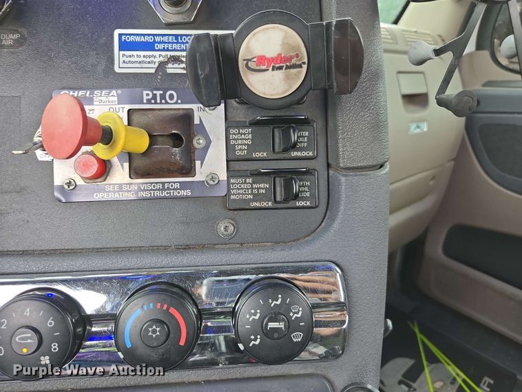 image for item YA0444 2015 Freightliner  Cascadia 125 semi truck