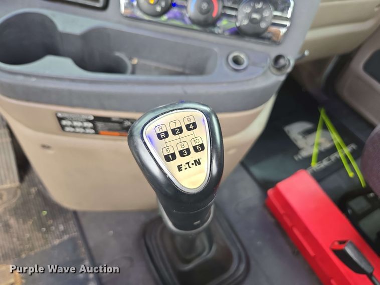 image for item YA0444 2015 Freightliner  Cascadia 125 semi truck