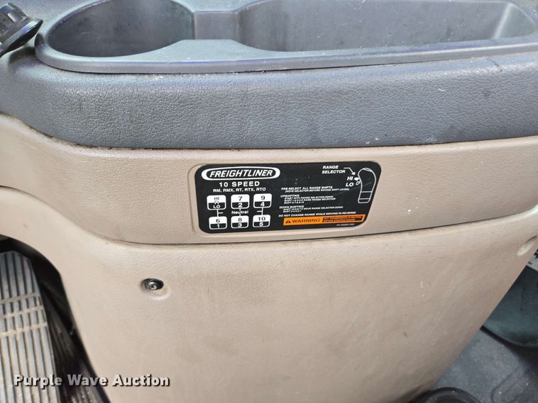 image for item YA0444 2015 Freightliner  Cascadia 125 semi truck