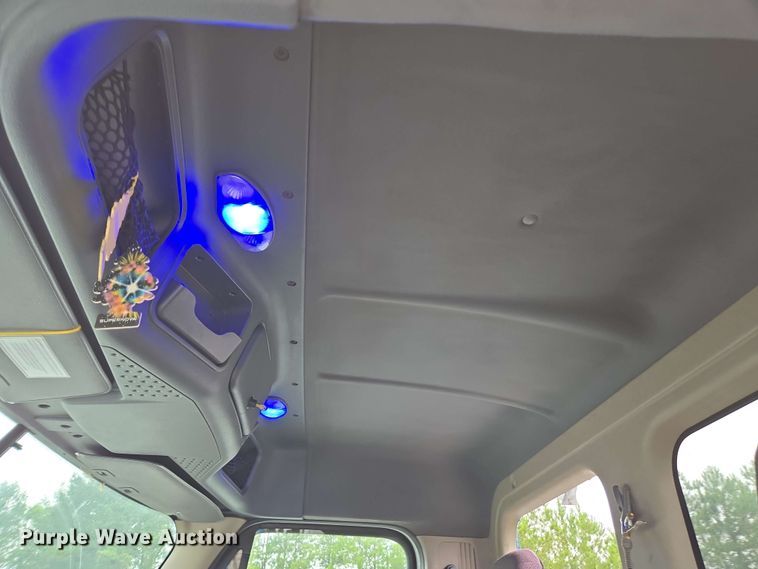 image for item YA0444 2015 Freightliner  Cascadia 125 semi truck