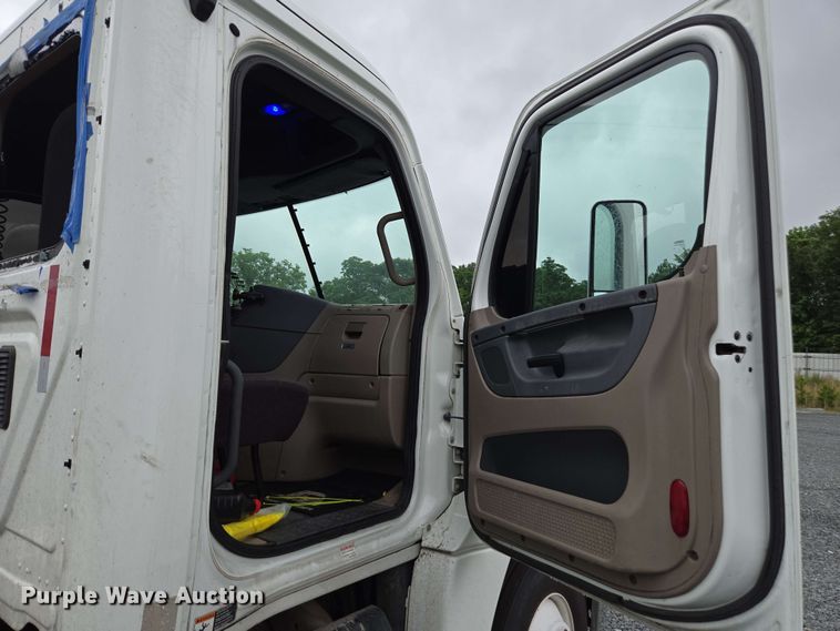 image for item YA0444 2015 Freightliner  Cascadia 125 semi truck