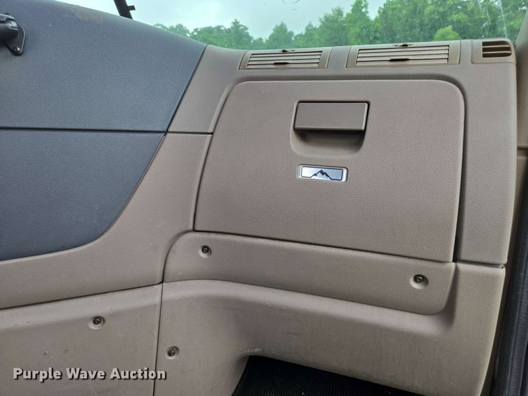 image for item YA0444 2015 Freightliner  Cascadia 125 semi truck