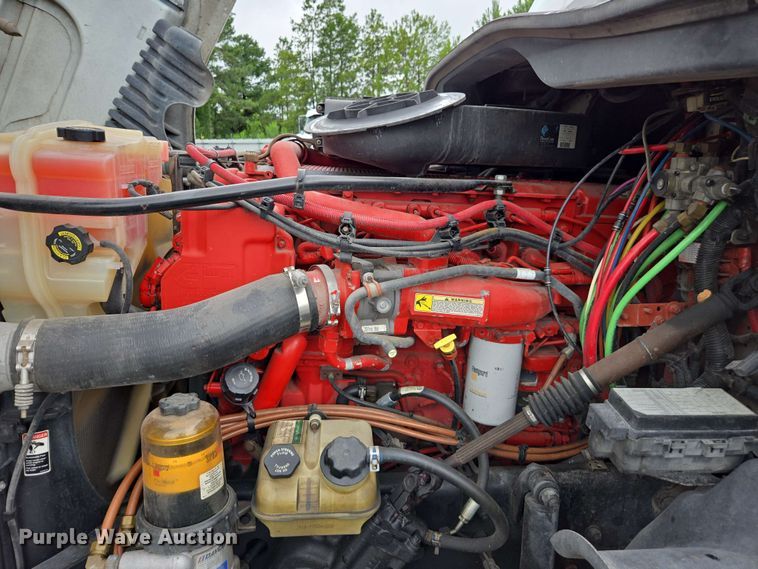 image for item YA0444 2015 Freightliner  Cascadia 125 semi truck