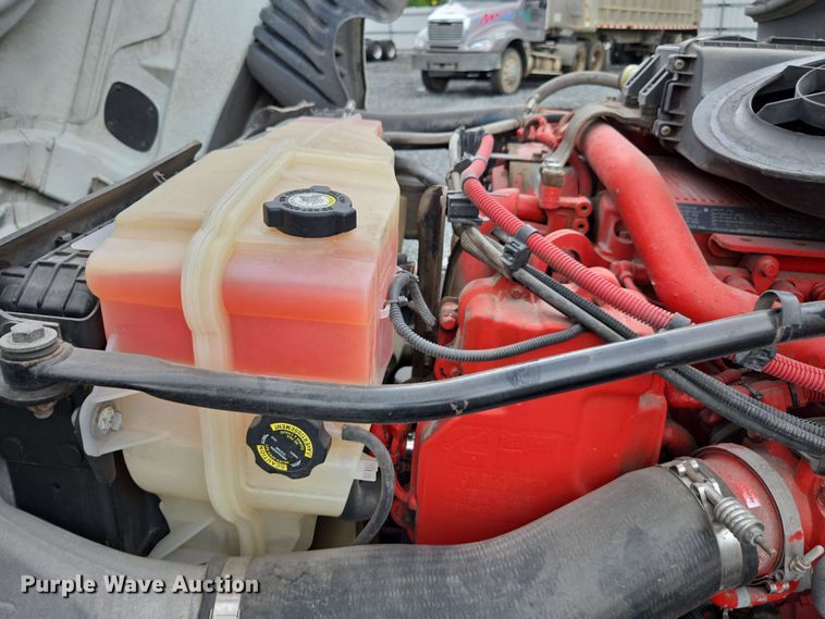 image for item YA0444 2015 Freightliner  Cascadia 125 semi truck