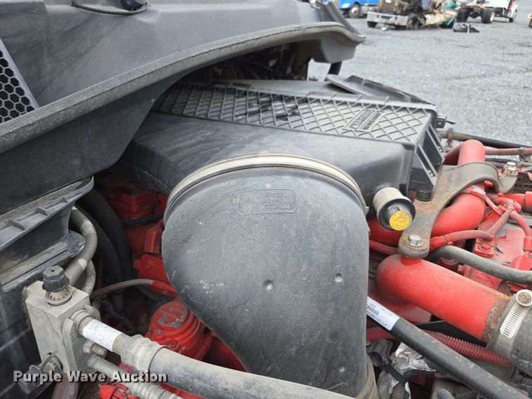 image for item YA0444 2015 Freightliner  Cascadia 125 semi truck