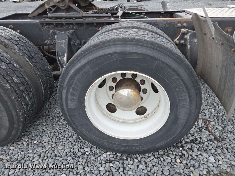 image for item YA0444 2015 Freightliner  Cascadia 125 semi truck