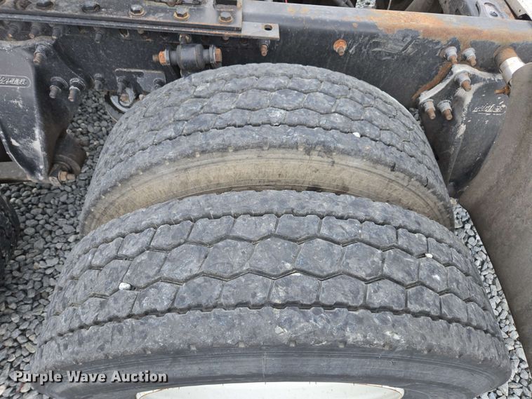 image for item YA0444 2015 Freightliner  Cascadia 125 semi truck