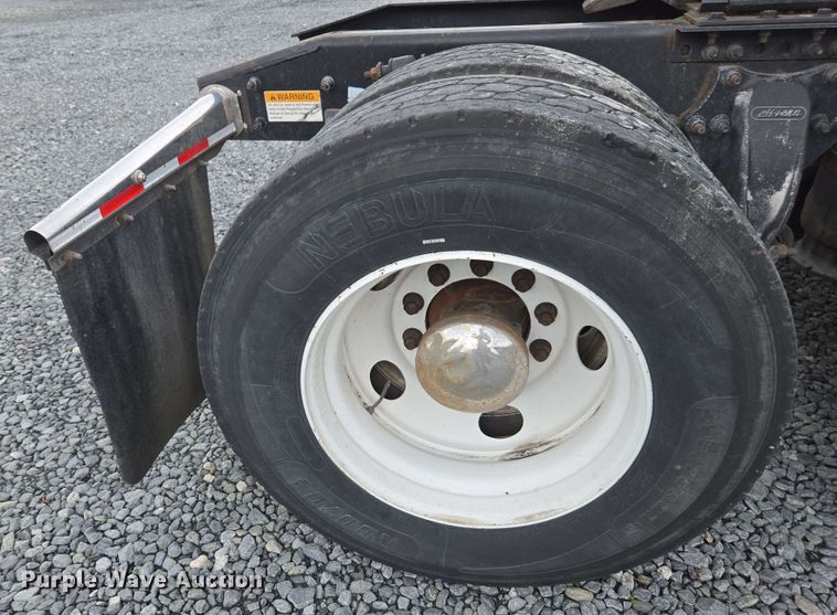 image for item YA0444 2015 Freightliner  Cascadia 125 semi truck