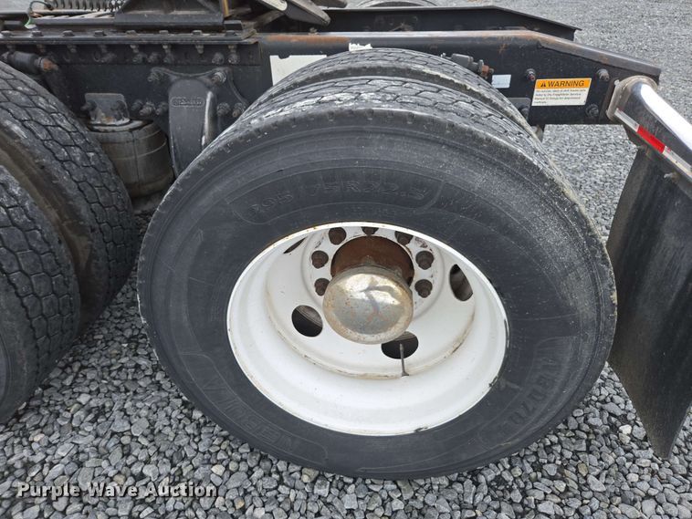 image for item YA0444 2015 Freightliner  Cascadia 125 semi truck