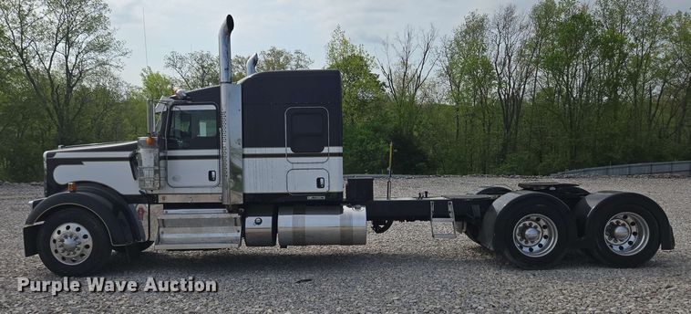 image for item YA0473 2014 Kenworth W900 semi truck