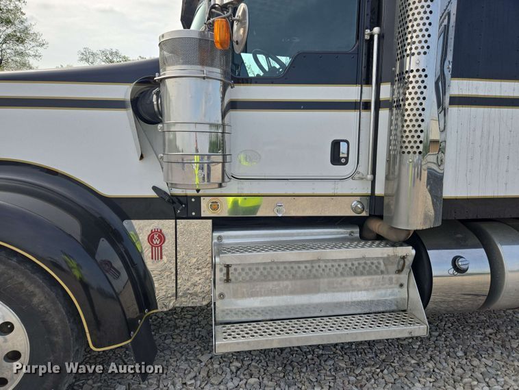 image for item YA0473 2014 Kenworth W900 semi truck