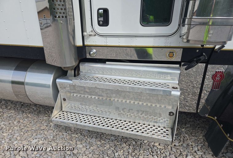 image for item YA0473 2014 Kenworth W900 semi truck