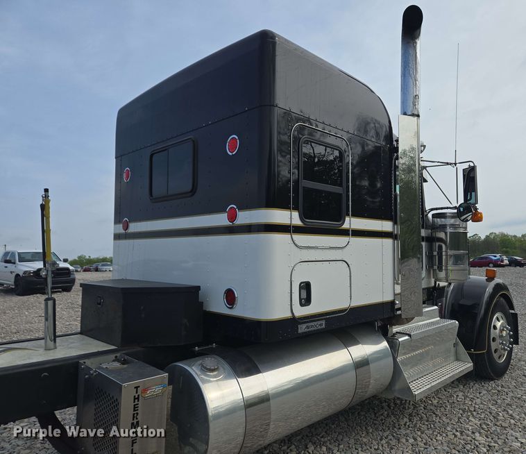 image for item YA0473 2014 Kenworth W900 semi truck